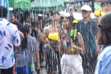Bangkok Tayland 12 Nisan 2025: Trok kao san 'daki Songkarn Dünya Su Festivali' nde insanlar bilardo oynuyor