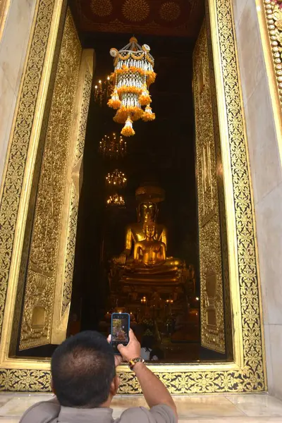 12 Nisan 2025 'te Bangkok Tayland' da Budist ayini devam ederken cep telefonuyla çekilmiş bir fotoğraf. 