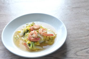 Kızarmış lahana ve soya soslu karides.