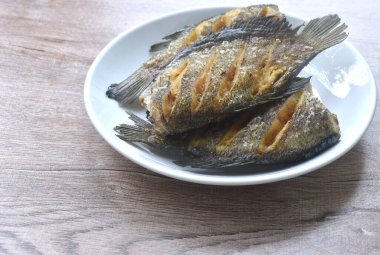 Kızarmış yılan derisi kedi balığı ya da gourami.  