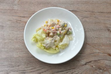 Mısır ve bezelyeli ton balığı püresi. Bir çift lahana. Sebze salatası soslu krema sosu.