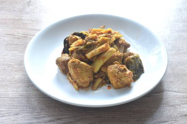 Baharatlı kızarmış bambu filizi ve körili tavuk.