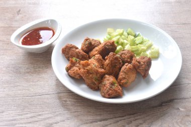 Kızarmış balık köftesi dilimlenmiş salatalık soslu tatlı kırmızı biber soslu 