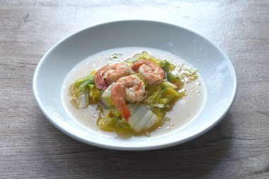 Kızarmış lahana ve soya soslu karides.