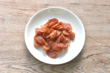 Çin usulü kızarmış domuz sosisi tabakta.