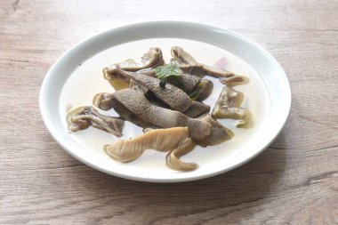 Kaynamış domuz eti çorbası ve siyah biber tabakta temiz kemik çorbası.