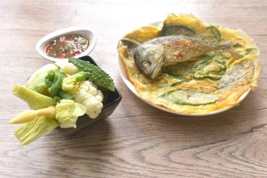 Baharatlı karides ezmesi soslu haşlanmış sebzeli patlıcan ve uskumru.