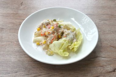 Mısır ve bezelyeli ton balığı püresi. Bir çift lahana. Sebze salatası soslu krema sosu.