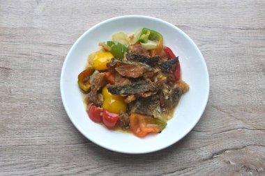 Kızarmış mango balığı, dolmalık biber ve soğanlı ve tabakta karabiber soslu. 