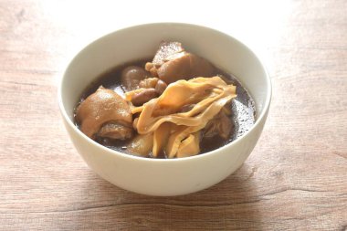 Haşlanmış Çin bambu filizi, domuz budu ve fındık ezmeli kase üzerinde temiz çorba.