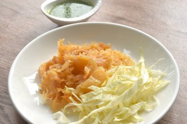 Haşlanmış denizanası ve dilimlenmiş lahana Tayland baharatı ve ekşi deniz ürünleri sosu.