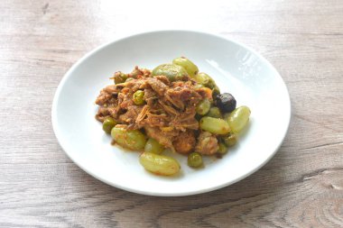 Baharatlı kızarmış ördek eti, üzümlü ve körili patlıcanlı.