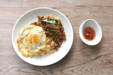 baharatlı pirzola, baharatlı et, baharatlı baharatlı köri soslu, sade pirinçli, tabakta yumurta soslu kırmızı balık soslu. 