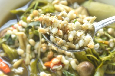 Tatlı Melientha suavis ve kırmızı karınca yumurtasıyla karışık sebze fermente edilmiş balık soslu köri çorbası.