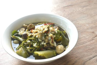 Tatlı Melientha suavis ve kırmızı karınca yumurtasıyla karışık sebze fermente edilmiş balık soslu köri çorbası.