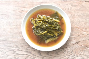 Susam yağı çorbasında kaynamış İspanyol yemeği. Tabakta Çin yemeği.