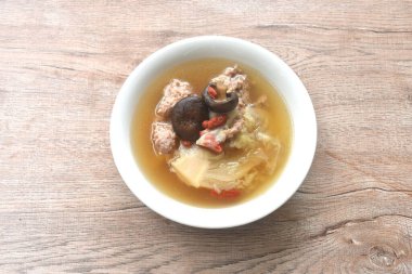 Haşlanmış lahana doldurulmuş domuz püresi ve cam erişteyle mantar ve çorba.