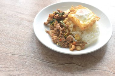 Baharatlı kızarmış biftek, fesleğen yaprağı ve pilav üzerine kırmızı biber tabakta yumurta. 