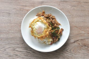 Baharatlı kızarmış biftek, fesleğen yaprağı ve pilav üzerine kırmızı biber tabakta yumurta. 