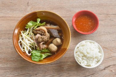 haşlanmış sığır eti ve tendon çift organı şifalı kahverengi çorba baharatlı acı biber sosu sade pirinçli çift yiyin.