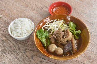 haşlanmış sığır eti ve tendon çift organı şifalı kahverengi çorba baharatlı acı biber sosu sade pirinçli çift yiyin.