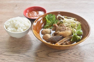 haşlanmış sığır eti ve tendon çift organı şifalı kahverengi çorba baharatlı acı biber sosu sade pirinçli çift yiyin.