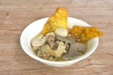 Haşlanmış domuz köftesi ve domuz pirzolasıyla domuz pirzolası ve üstü kızarmış sarı hamur köftesi ezmesi.