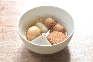 Kaynamış Oden ya da balık köftesi ve yumurta çorbası. Japon yemeği kasede.