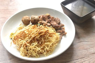 Haşlanmış Çin yumurtalı erişte, haşlanmış sığır eti ve köfte soslu siyah soya soslu çorba.