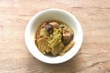 Haşlanmış lahana turşusu ve soya peynirli acı salatalık Çin bitkisi çorbasında siyah mantar. 