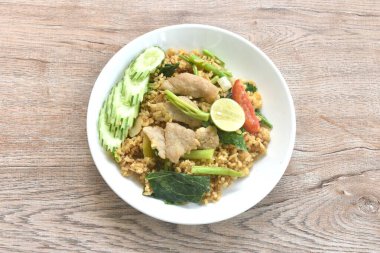 Kızarmış pirinç çözeltisi siyah soya soslu domuz eti dilimlenmiş salatalıklı çift limonlu tabak. 