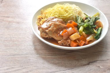 Çin yumurtası, sarı şehriye ve lahana. Tabakta tavuk sosu var.