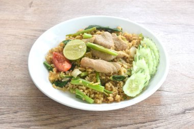 Kızarmış pirinç çözeltisi siyah soya soslu domuz eti dilimlenmiş salatalıklı çift limonlu tabak. 