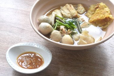 Kaynamış dory balığı ve fasulye filizli balık köftesi kabın üstünde çıtır çıtır köfte baharatlı acı biberli soya sosu sosu.