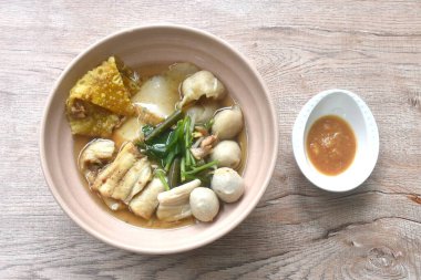 Kaynamış dory balığı ve fasulye filizli balık köftesi kabın üstünde çıtır çıtır köfte baharatlı acı biberli soya sosu sosu.