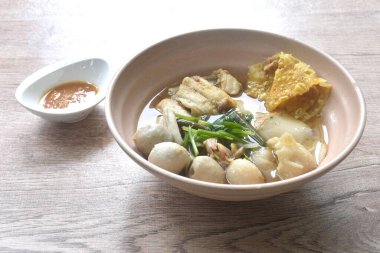 Kaynamış dory balığı ve fasulye filizli balık köftesi kabın üstünde çıtır çıtır köfte baharatlı acı biberli soya sosu sosu.