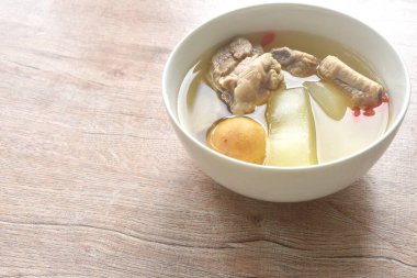 Kaynamış karpuz domuz kemiği, limon turşusu ve şeffaf çorba.