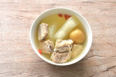 Kaynamış karpuz domuz kemiği, limon turşusu ve şeffaf çorba.