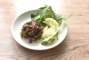 Baharatlı domuz pirzolası salatası Tayland usulü, taze sebzeli.