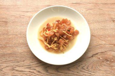 Zencefilli ve acı biberli Çin salatası.