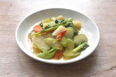 Kailaan usulü kızarmış lahana ve havuç soslu istiridye sosu.