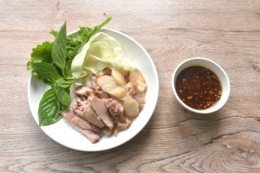 Taze sebzeli kızarmış et eti Tayland baharatlı sosu. 