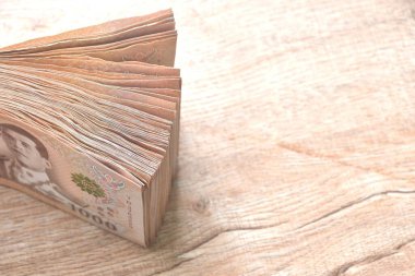 Tahta arkaplan ve dokuda Tayland bin banknot düzenleme