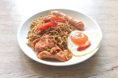 Mala sichuan soslu kızarmış şehriye yumurta ve tabakta tavuk.