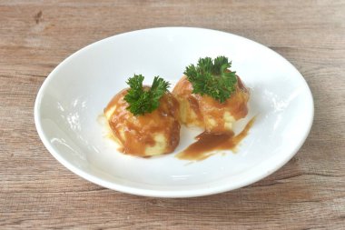 Patates püresi sosu tabakta taze maydanoz.