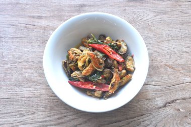 Acı biberli kızarmış midye ve köri soslu fesleğen yaprağı.