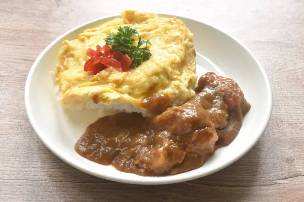 Sade pirinç soslu patates ve tabakta Japon köri soslu havuç soslu kremalı omlet. 