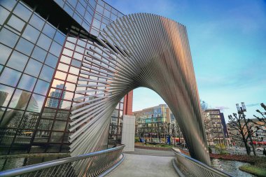 Almanya, Hessen, Frankfurt, heykel ve güneşe karşı modern banka binaları