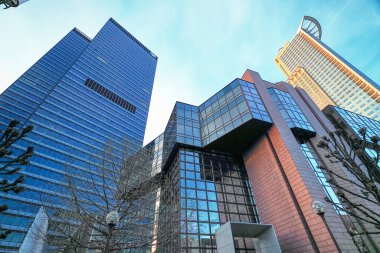 Modern gökdelenler, Avrupa, Almanya ve Frankfurt 'un finans bölgesinde kurumsal ve ticari binalar. Bulutlu gökyüzüne karşı yüksek cam binaların manzarası