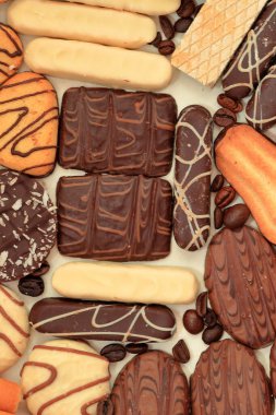 Bisküviler tabağın üstünde, kurabiyeler ahşap boş tahta arka planda. Makro tatlılar. Lezzetli bisküviler ve çikolatalar yakın.